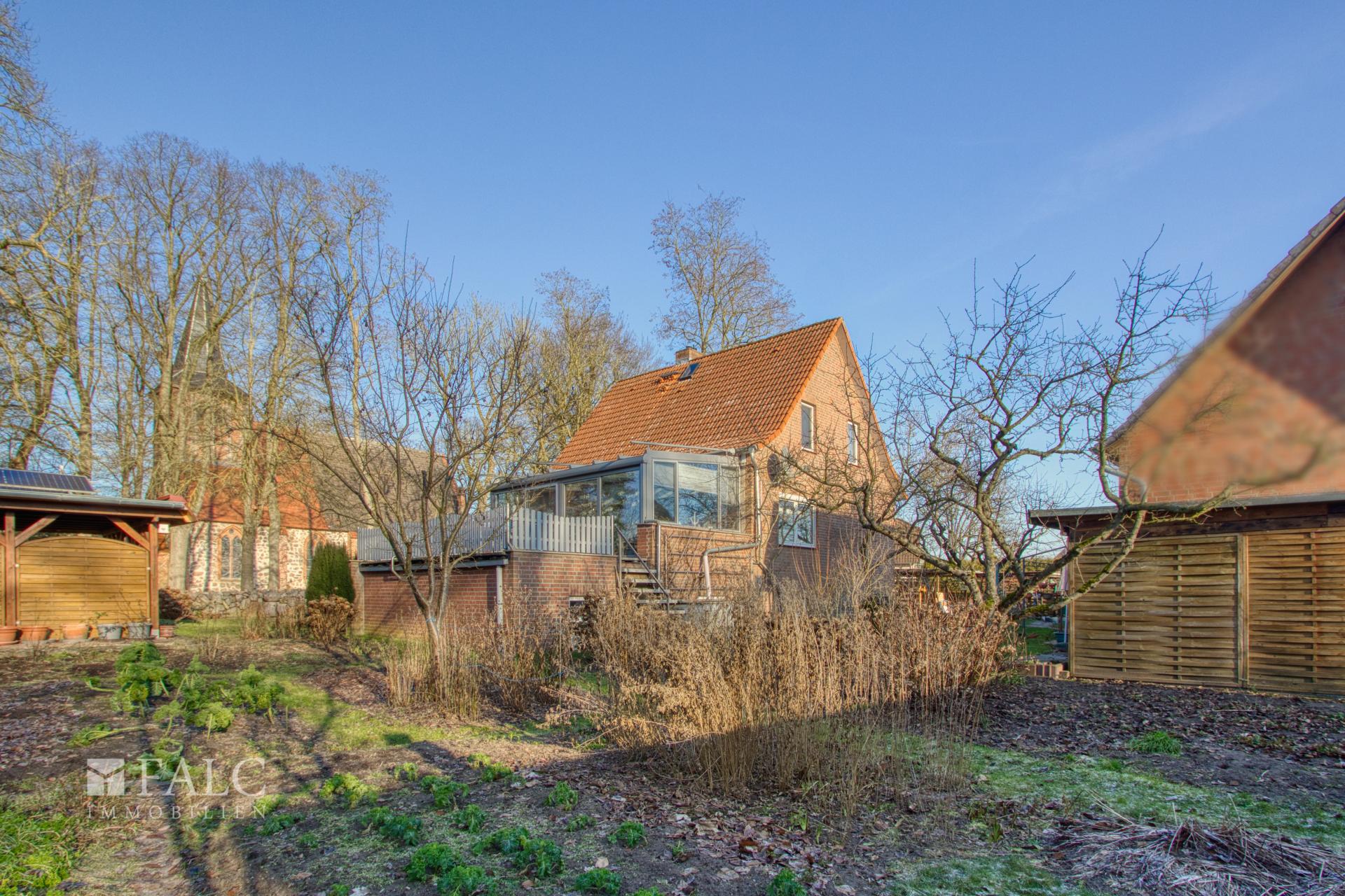 Blick aus dem Garten Richtung Haus